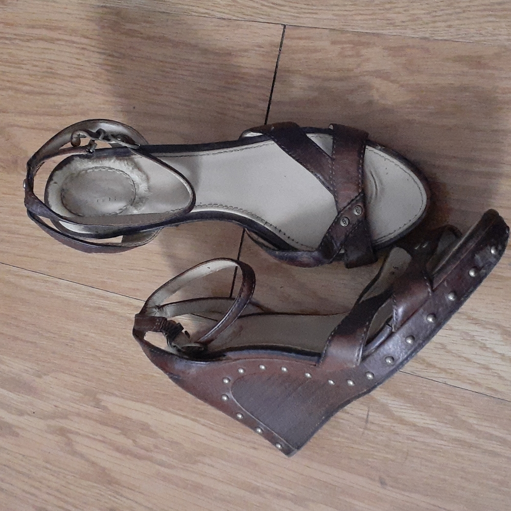 UGG Wedge Ankle Strapped Sandal Brown Leather sz 5